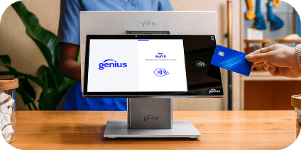 Personne qui utilise un système PDV pour faire un achat en présentant sa carte devant le lecteur.