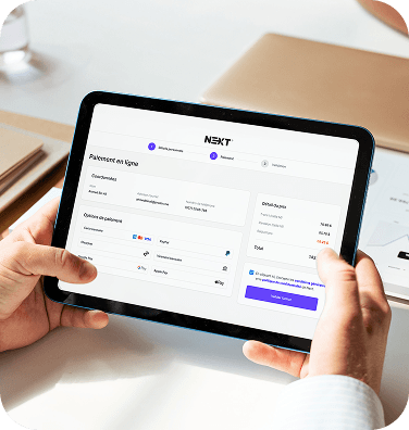 Personne qui utilise une tablette pour effectuer un achat.