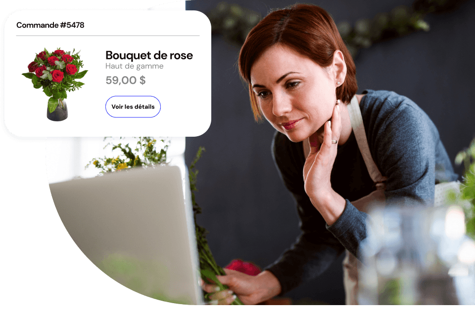Fleuriste qui utilise sa plateforme de paiement en ligne pour préparer une commande.