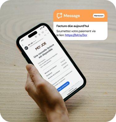 Téléphone qui affiche un texto rappelant une facture à payer, ainsi qu’un lien de paiement.