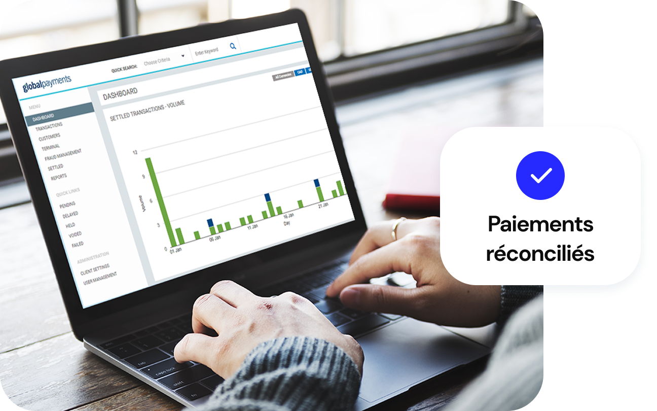Des mains travaillant sur un ordinateur portable utilisant le logiciel de système d’information de santé (SIH), avec un graphique portant la mention “paiements rapprochés” superposé à l’image.