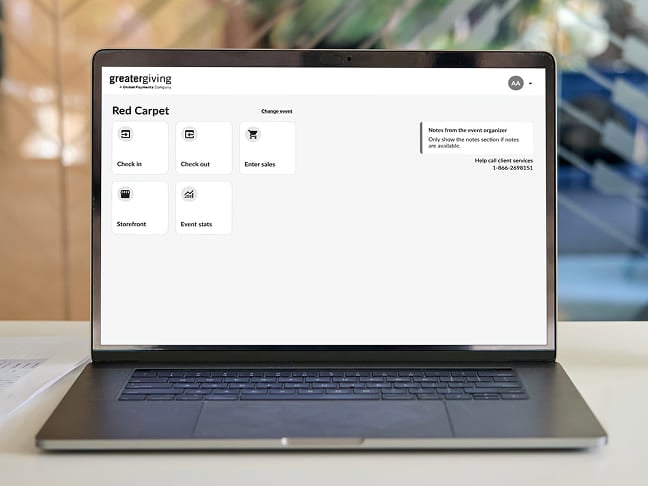 Ordinateur portable ouvert affichant le logiciel de gestion d'événements Greater Giving à l'écran.