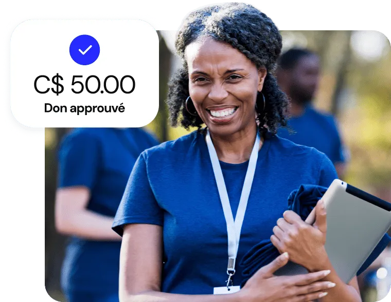 Une bénévole portant un tour de cou et une tablette, à côté d'un visuel indiquant qu'un don de 50,00 $ a été validé.