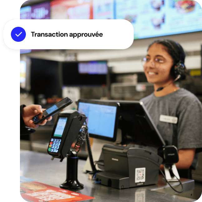 Client utilisant le paiement sans contact depuis son téléphone portable dans un restaurant à service rapide