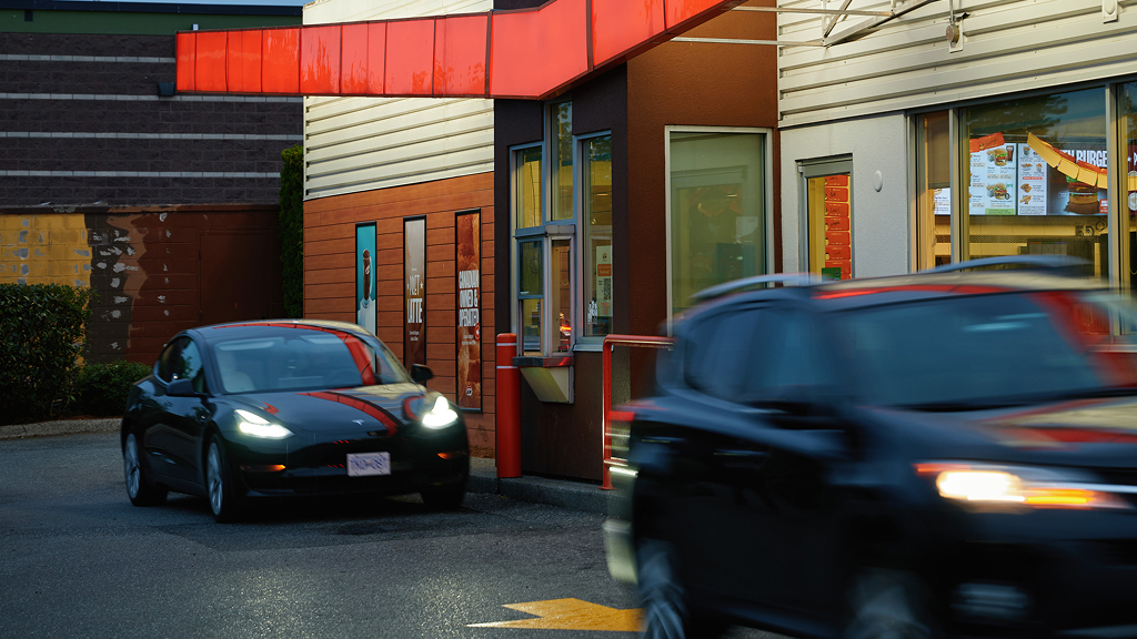 Deux voitures au service au volant d'un restaurant à service rapide