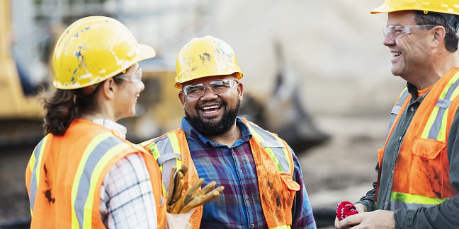 Des ouvriers du bâtiment discutent sur le chantier.