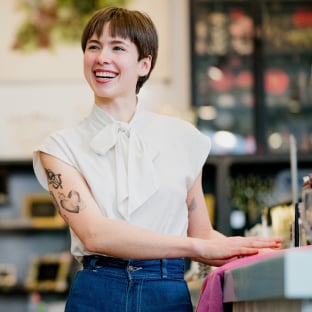Bartender smiling next to an image of a 5-star restaurant rating