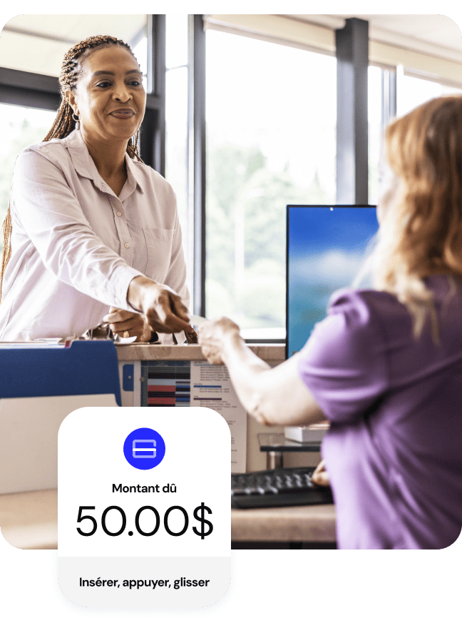 Client tendant une carte à un comptoir d'accueil, avec une superposition indiquant un montant total dû de 50,00 $.