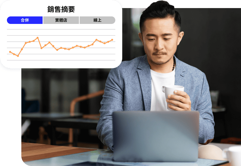 一位商店東主一邊品嚐咖啡，一邊透過手提電腦分析支付數據 數據在手，商機更清晰 — 即時掌握營運表現，讓每個決策更有依據。