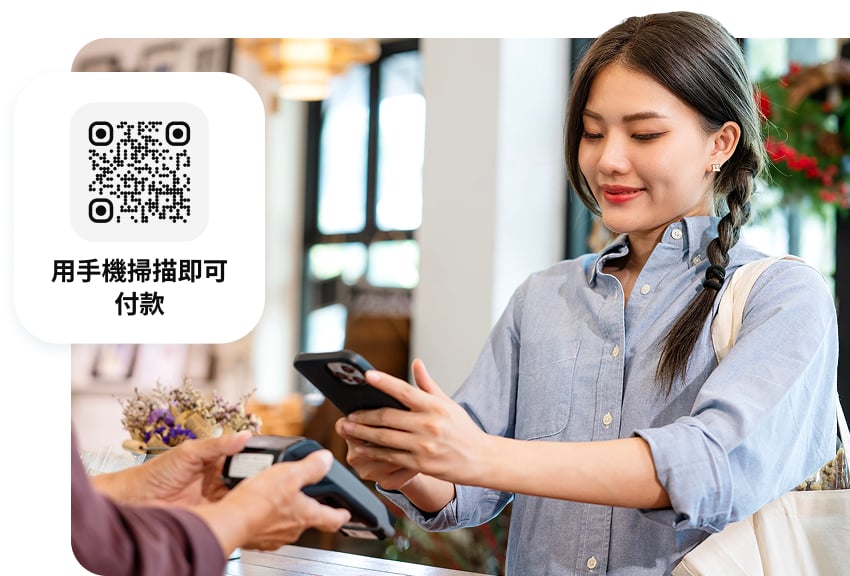 一位顧客正在零售店用手機掃描二維碼付款。