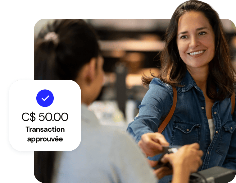 Un client sourit en effectuant une transaction par carte réussie de 50,00 $.