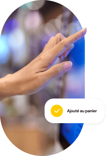 Gros plan sur la main d'une personne effectuant une sélection sur un kiosque alimentaire, avec une mention « Ajouté au panier » en bas de l'image.
