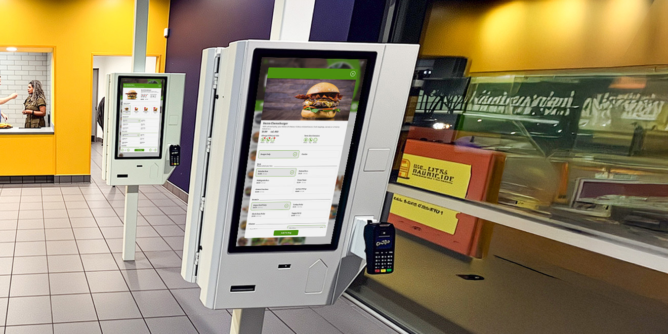 Photo de la zone de commande d'un restaurant à service rapide avec bornes de commande automatique