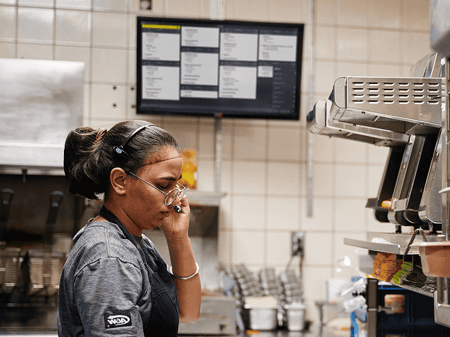 Employé de cuisine de restaurant prenant une commande