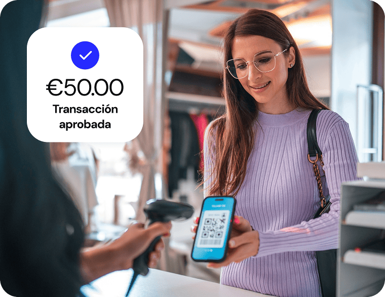 Mujer escaneando un código QR en su teléfono en la caja, con un icono que indica la aprobación de una transacción de 50 €.