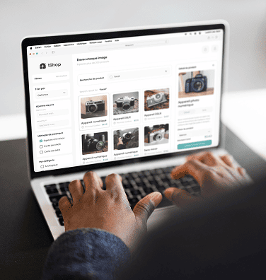 Des mains tapant sur le clavier d'un ordinateur portable tout en naviguant sur le site d'une boutique d'appareils photo en ligne.