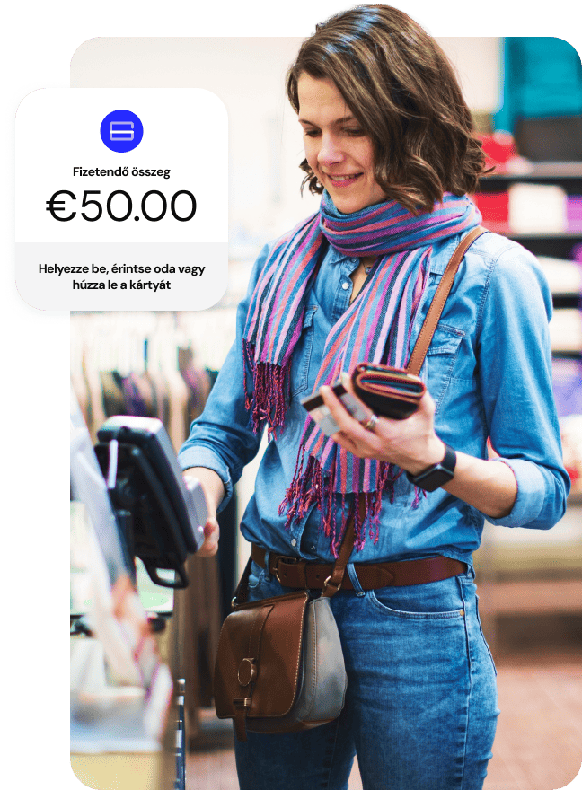 Nő fizet egy kártyával a pénztárnál, amelyen 50 dolláros teljes fizetendő összeg látható.