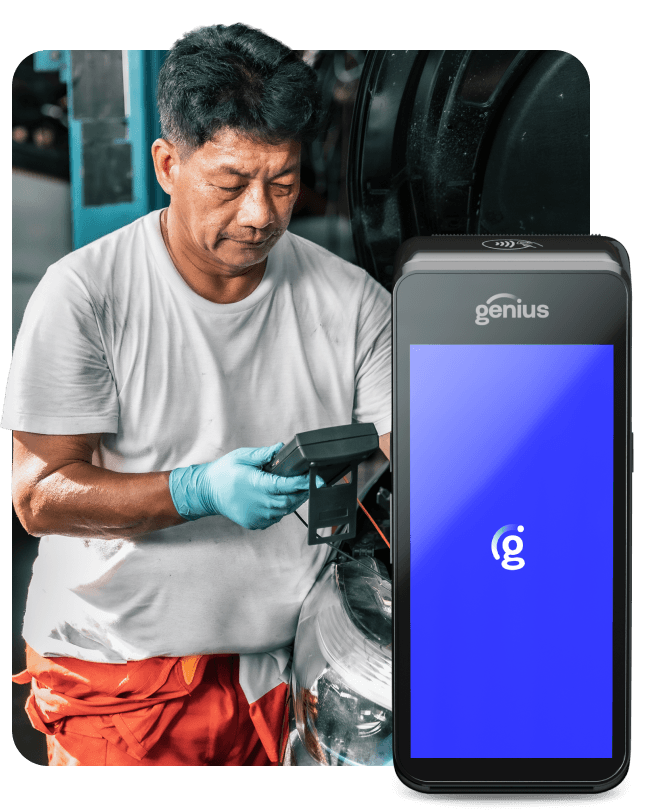 Un mécanicien inspecte une voiture à côté d'un terminal de paiement portable Genius.
