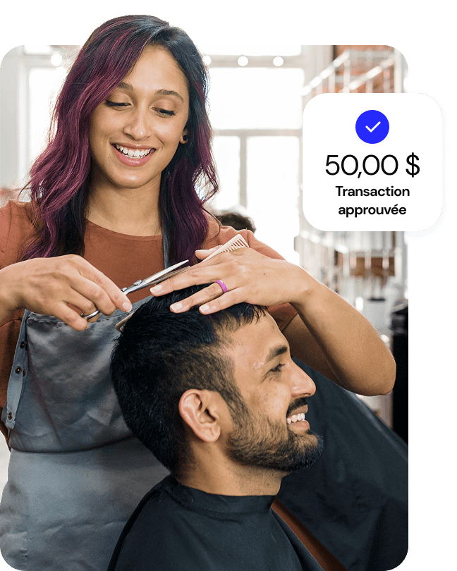 Une coiffeuse souriante coupe les cheveux d’ ’un client et un encadré comporte la mention « 50 $, transaction approuvée ».