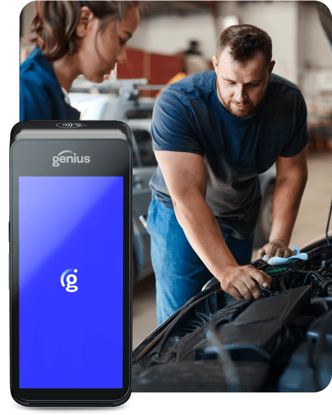 Deux personnes regardent le moteur d’une voiture dans un garage et une image d’ ’un terminal portatif Genius est à l’avant-plan. 