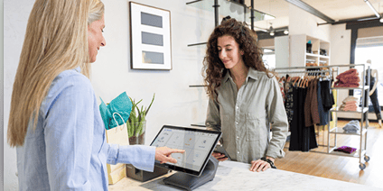 Client effectuant un paiement par carte